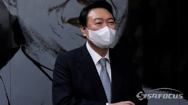 국민의힘 윤석열 대선 후보가 9일 오후 서울 마포구 연세대 김대중도서관에서 열리는 김 전 대통령의 노벨평화상 수상 21주년 기념식 및 학술회의에 참석 후 취재진들과의 만남을 갖고 있다. 사진 / 김기범 기자