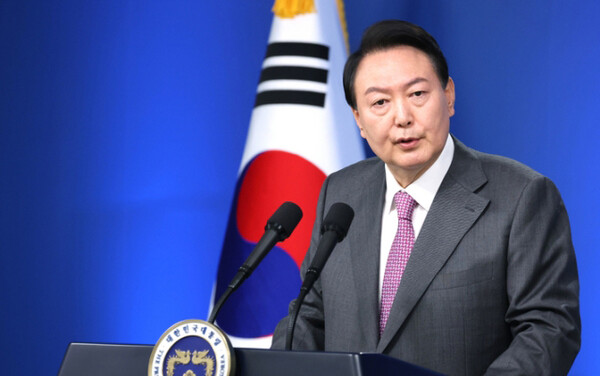 윤석열 대통령이 17일 서울 용산 대통령실 브리핑룸에서 열린 취임 100일 기자회견에서 취재진 질문에 답변하고 있다 / ⓒ뉴시스