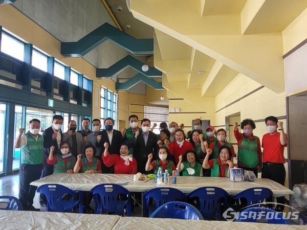 선도동 새마을회 회원들과 기념촬영 하는 모습. 사진/김대섭 기자