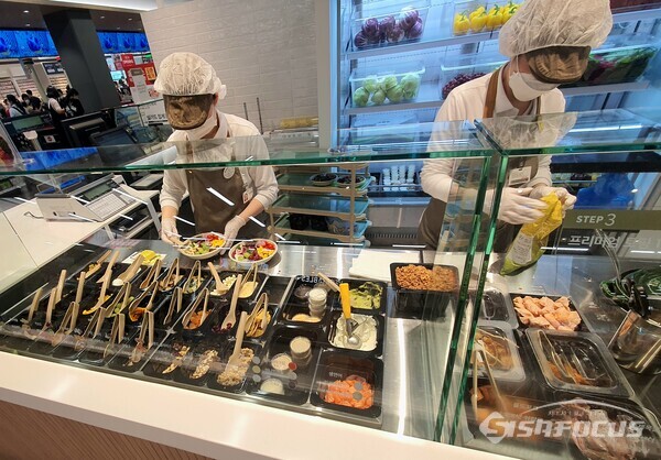 홈플러스 강서점 메가푸드마켓 푸레시 투고 섹션 조리원들이 샐러드를 만들고 있다. 주문이 들어오면 바로 샐러드 제작을 시작한다. (사진 / 강민 기자)