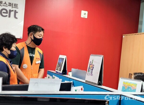 근로자들이 프로에스콤 관리자 B씨에게 파업 사실을 사측에 통고 했음에도 근로자들에게 파업 사실을 밝히지 않았다며 따져 물은 것과 파업 기간동안 공백을 야간 근무로 대체하라고 한것은 부당노동 행위라며 사과를 요구하고 있다. 사진/김진성 기자