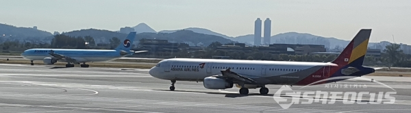 M&A가 진행되고 있는 두 항공사의 항공기가 김포공항에 주기 돼 있다. (사진 / 강민 기자)
