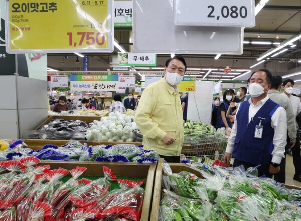 윤석열 대통령이 지난 11일 서울 서초구 양재동 농협 하나로마트 양재점에서 채소 물가 상황을 점검하고 있다 / ⓒ대통령실통신사진기자단