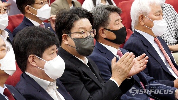 국민의힘 권성동 원내대표가 당헌 당규 개정안 의결을 위해 2일 오전 국회 의원회관에서 열린 제6차 상임전국위원회에 참석해 박수를 치고 있다. 사진 / 권민구 기자