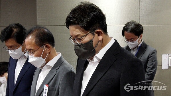 국민의힘 권성동 원내대표가 당헌 당규 개정안 의결을 위해 2일 오전 국회 의원회관에서 열린 제6차 상임전국위원회에 참석해 묵념하고 있다. 사진 / 권민구 기자