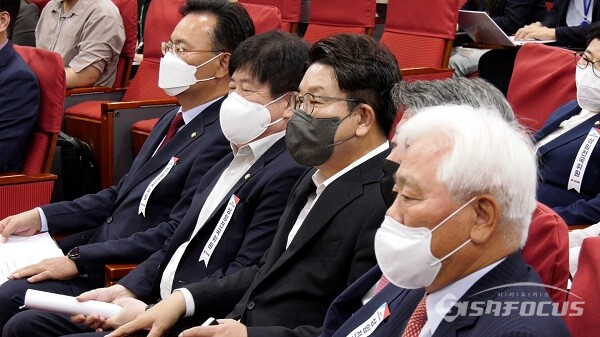 국민의힘 권성동 원내대표가 당헌 당규 개정안 의결을 위해 2일 오전 국회 의원회관에서 열린 제6차 상임전국위원회에 참석해 자리하고 있다. 사진 / 권민구 기자