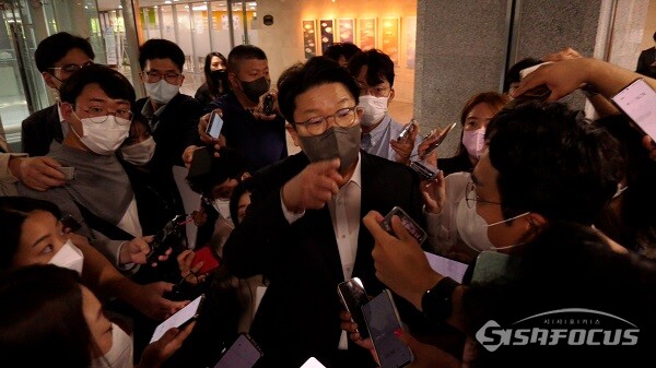 국민의힘 권성동 원내대표가 당헌 당규 개정안 의결을 위해 2일 오전 국회 의원회관에서 열린 제6차 상임전국위원회를 마친 뒤 취재진에 둘러싸여 발언하고 있다. 사진 / 권민구 기자