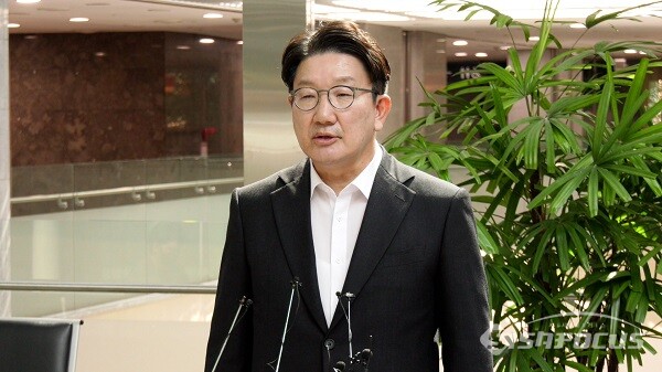 국민의힘 권성동 원내대표가 당헌 당규 개정안 의결을 위해 2일 오전 국회 의원회관에서 열린 제6차 상임전국위원회를 마친 뒤 취재진의 질문에 답하고 있다. 사진 / 권민구 기자