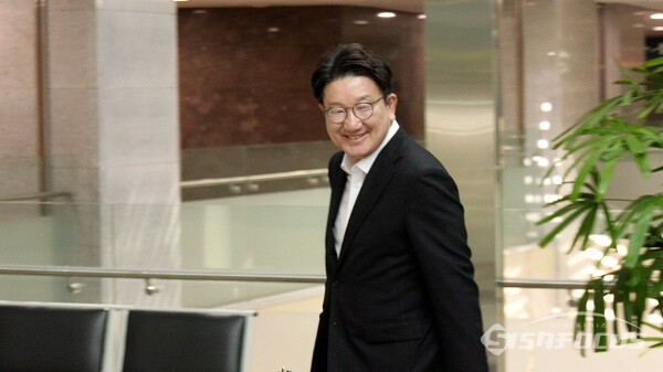 국민의힘 권성동 원내대표가 당헌 당규 개정안 의결을 위해 2일 오전 국회 의원회관에서 열린 제6차 상임전국위원회를 마친 뒤 취재진의 만남을 갖은 뒤 웃으며 자리를 떠나고 있다. 사진 / 권민구 기자