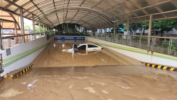 6일 포항시 남구 한 아파트 주차장이 태풍 힌남노 영향으로 쏟아진 폭우로 침수됐다. ⓒ경북소방본부