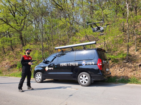 산림재난드론대응팀이 드론을 띄우고 있다.사진/산림청