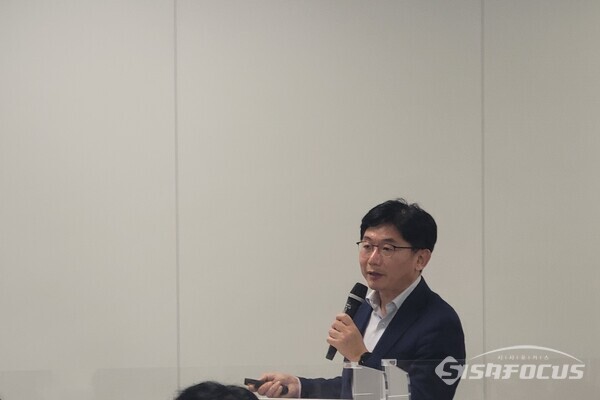 삼성전자 DX 글로벌CS센터장 김형남 부사장이 DX 부문 제품환경전략 추진과제를 소개하고 있다. [ 사진 / 임솔 기자]