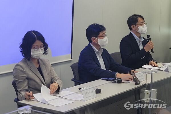 삼성전자 관계자들이 기자들의 질문에 답변하고 있다. (왼쪽부터) 지속가능경영추진센터 김수진 부사장, DX 글로벌CS센터장 김형남 부사장, DS 환경안전센터장 송두근 부사장. [사진 / 임솔 기자]