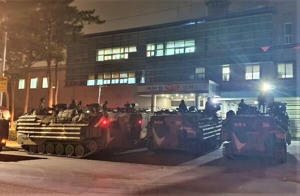 18일 해병대가 침수 우려지역에 장갑차를 전진 배치하고 태풍에 대비하고 있다.사진/경북소방