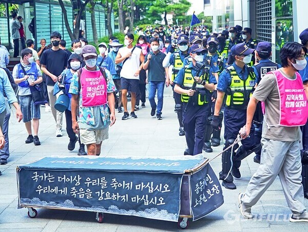 전국장애인차별철폐연대 소속 장애인들은 장애인의 공간이동 보장을 요구하며 서울경찰청에서 시청까지 행진하였다. 사진/유우상 기자