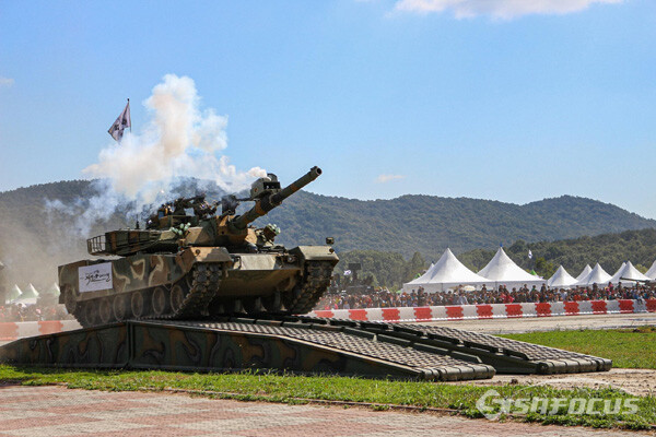 2019년 軍문화축제 전투 및 기동시범 K-2 전차의 모습 (조직위 제공)