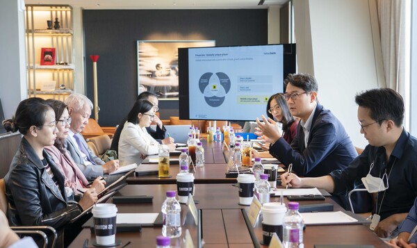 이수영 카카오뱅크 전략총괄(오른쪽 두번째)이 20일 서울 영등포구 카카오뱅크 여의도 오피스에서 쩐반(왼쪽 세번째) 등 베트남 핀테크 연구단에 5주년 성과 및 향후 성장 전략 등을 설명하고 있다. ⓒ카카오뱅크