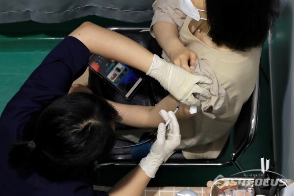 한 시민이 코로나19 백신 접종을 맞고 있다. [사진 / 오훈 기자]