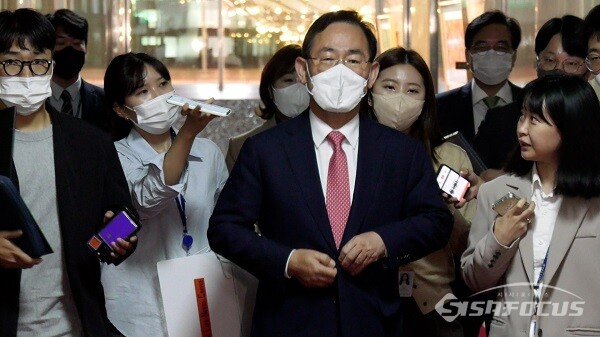 국민의힘 주호영 원내대표가 21일 오전 서울 여의도 국회에서 김진표 국회의장을 예방하기 위해 국회 의장실로 향하고 있다. 사진 / 권민구 기자