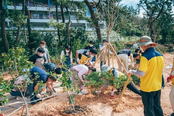 지난 20일 전북 군산 국립신시도자연휴양림 인근 몽돌해변에서 현대자동차 임직원과 국립자연휴양림관리소, 트리플래닛 임직원·지역 초등학생들과 함께 나무를 심었다 / ⓒ현대자동차