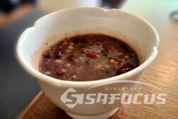 두수고방 RMR중 가장 유니크한 텍스처를 보여준 수수팥범벅(사진 / 강민 기자)