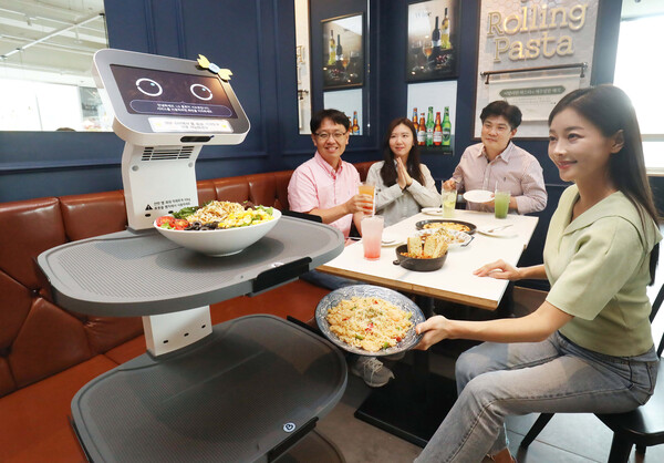 서울 구로구 롤링파스타 매장에서 LG 클로이 서브봇이 가져온 음식을 손님이 꺼내고 있다. ⓒLG유플러스