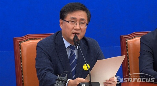 김성환 더불어민주당 정책위의장은 22일 한국형녹색불류체계에 원전이 포함된 것과 관련해 윤정부가 원전공화국을 고집하고 있다고 비판했다.