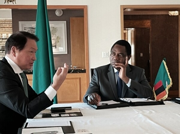 최태원 SK그룹 회장이 지난 20일 미국 뉴욕에서 하카인데 히칠레마 잠비아 대통령과 만나 사업협력 방안을 논의했다 / ⓒSK그룹