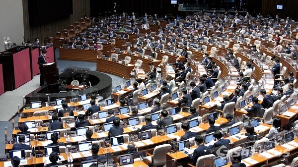 1일 서울 여의도 국회 본회의장에서 열린 제400회 국회(정기회)에서 본회의를 하고 있다. 사진 / 김기범 기자