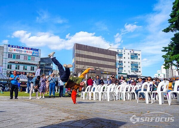 육의전 축제에  참가한 시민들이 다양한 프로그램을  즐기고있다.  사진/유우상 기자