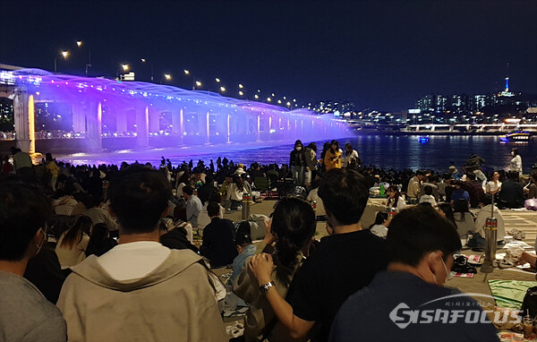 9월 마지막 주말인 24일 서울 서초구 반포한강공원에서 열린 '한강 달빛 야시장'에  시민들이 나와 분수쇼를 보며 즐기는 모습.  사진/강종민 기자