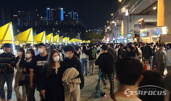 9월 마지막 주말인 24일 서울 서초구 반포한강공원에서 열린 '한강 달빛 야시장'에 많은 시민들이 나와 가을밤을 즐기는 모습.  사진/강종민 기자
