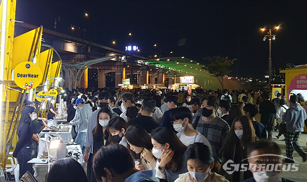 9월 마지막 주말인 24일 서울 서초구 반포한강공원에서 열린 '한강 달빛 야시장'이 시민들로 붐비는 모습.  사진/강종민 기자