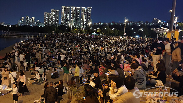 9월 마지막 주말인 24일 서울 서초구 반포한강공원에서 열린 '한강 달빛 야시장'에 많은 시민들이 나와 가을밤을즐기는 모습.  사진/강종민 기자