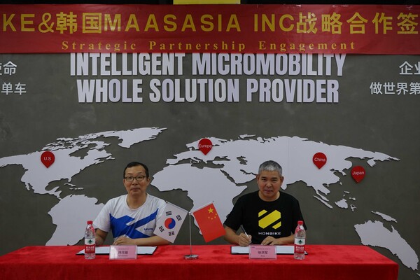 공유 모빌리티 ‘알파카’의 운영사 매스아시아 한완기 CHO(왼쪽)와 중국 e-모빌리티 전문 기업 홍지그룹 쒸홍진 CEO가 파트너십 체결식을 진행하고 있다. ⓒ매스아시아