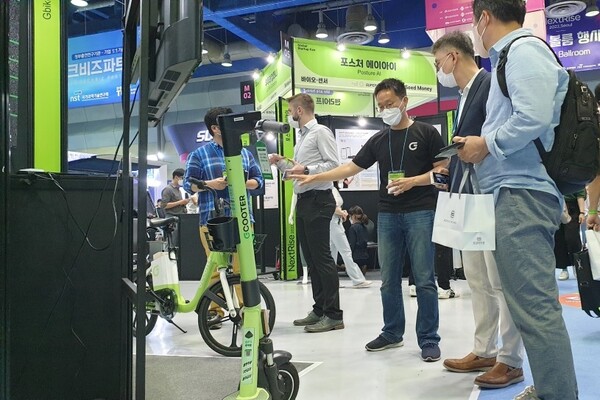 지난 6월 서울 삼성동 코엑스에서 개최된 'NextRise2022'에서 지바이크 관계자가 방문객들에게 설명을 하고 있다. 뒤로 지바이크가 개발하고 있는 자전거를 볼 수 있다. ⓒ지쿠터