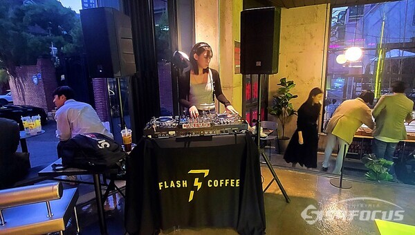 플래시커피 홍대점 오픈세리머니에 한 DJ가 디제잉을 하고 있다. (사진 / 강민 기자)
