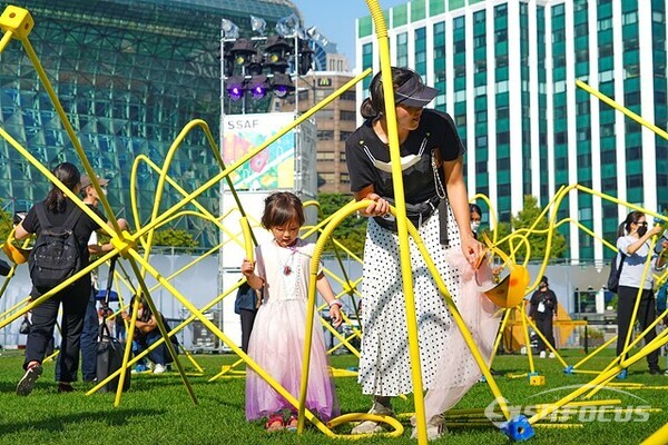 이탈리아 스토커시어터 작품,  프로스페로 공연에서 시민들이 출연자들과 함께 노란 구조물을 결합하고 해체하고있다.  30일 서울광장 에서   사진/유우상 기자