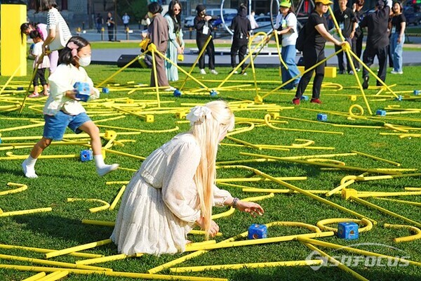 이탈리아 스토커시어터 작품,  프로스페로 공연에서 시민들이 출연자들과 함께 노란 구조물을 결합하고 해체하고있다.  30일 서울광장 에서   사진/유우상 기자