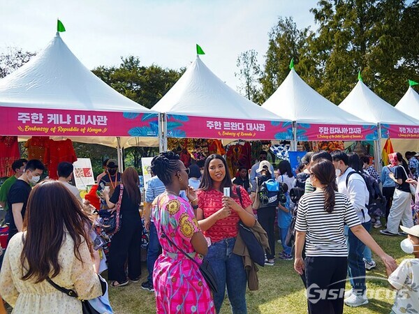  '2022 서울 아프리카 페스티벌'이 10월1일 서울숲에서 많은 시민들이 참가한 가운데 열렸다.  사진/유우상 기자