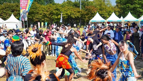 서울숲에서 열린 2022 서울 아프리카 페스티벌 퍼레이드 중 아프리카 와 한국 젊은이들이 함께 어울려 흥겹게 아프리카춤을 추고 있다.  사진/유우상 기자