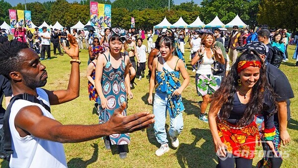 서울숲에서 열린 2022 서울 아프리카 페스티벌 퍼레이드 중 아프리카 와 한국 젊은이들이 함께 어울려 흥겹게 아프리카춤을 추고 있다.  사진/유우상 기자