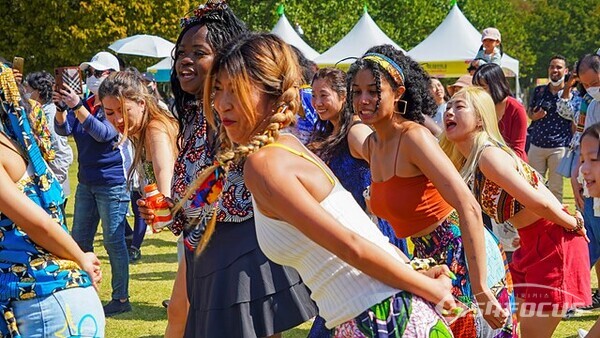 서울숲에서 열린 2022 서울 아프리카 페스티벌 퍼레이드 중 아프리카와 한국 젊은이들이 함께 어울려 흥겹게 아프리카춤을 추고있다.  사진/유우상 기자