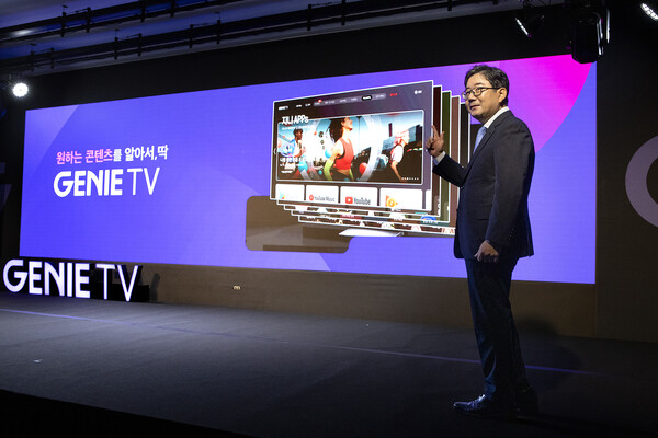 KT 미디어플랫폼사업본부장 김훈배 전무가 KT IPTV의 새로운 브랜드 '지니 TV'를 소개하고 있다. ⓒKT