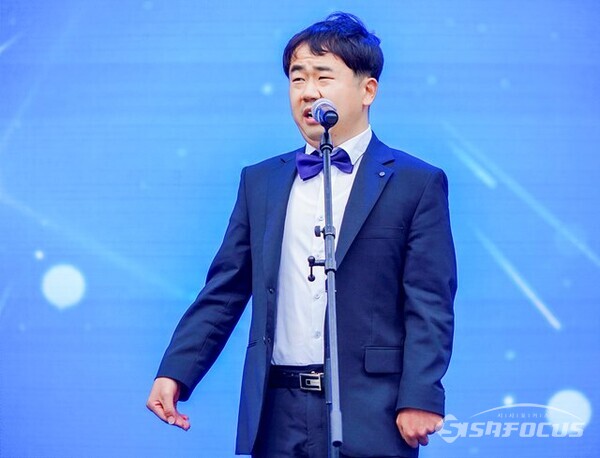 4일 오후 서울 광화문광장 놀이마당에서 열린 청년예술가 공연 프로그램 중 시각장애인 성악가 전영진 씨가 열창하여 뜨거운 박수갈채를 받았다. 사진/유우상 기자