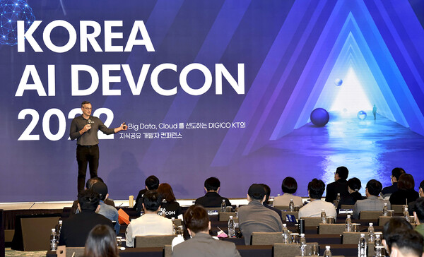 13일 서울 송파구 소피텔 앰배서더 서울 호텔에서 개최된 'KT AI 데브 콘퍼런스 2022'에서 AMD의 Ian Ferreira 시니어 디렉터가 AMD의 AI 기술에 대해 발표하고 있다. ⓒKT