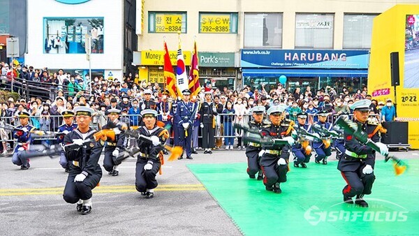 [포토] 늠름한 3군 의장대, 묘기 공연에 뜨거운 박수 쏟아져