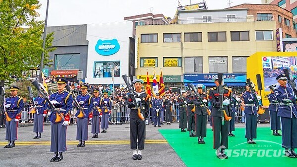 [포토] 늠름한 3군 의장대, 묘기 공연에 뜨거운 박수 쏟아져