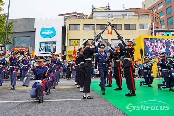 [포토] 늠름한 3군 의장대, 묘기 공연에 뜨거운 박수 쏟아져