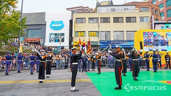 [포토] 늠름한 3군 의장대, 묘기 공연에 뜨거운 박수 쏟아져
